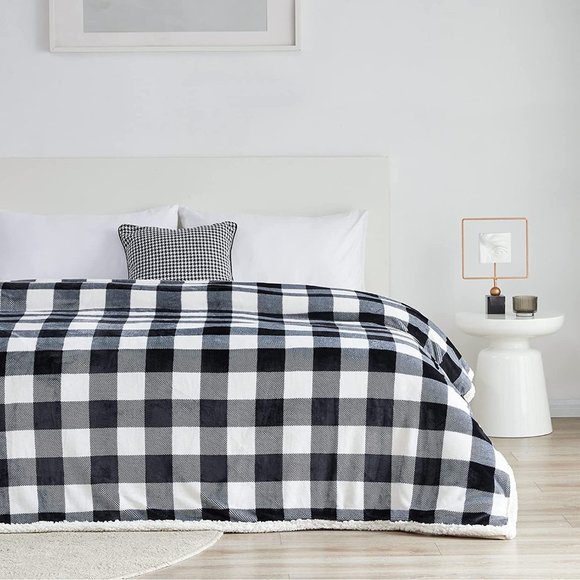 New Sherpa Red and Black Buffalo Plaid Christmas Throw Blanket, Fluffy Soft Cozy - Picture 8 of 10